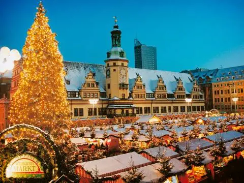 Blich auf Weihnachtsmarkt und Altes Rathaus Leipzig LTS